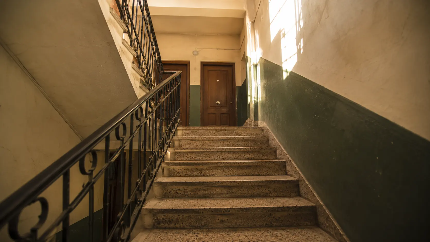 Escalera de una finca clásica sin ascensor en Carabanchel, Madrid