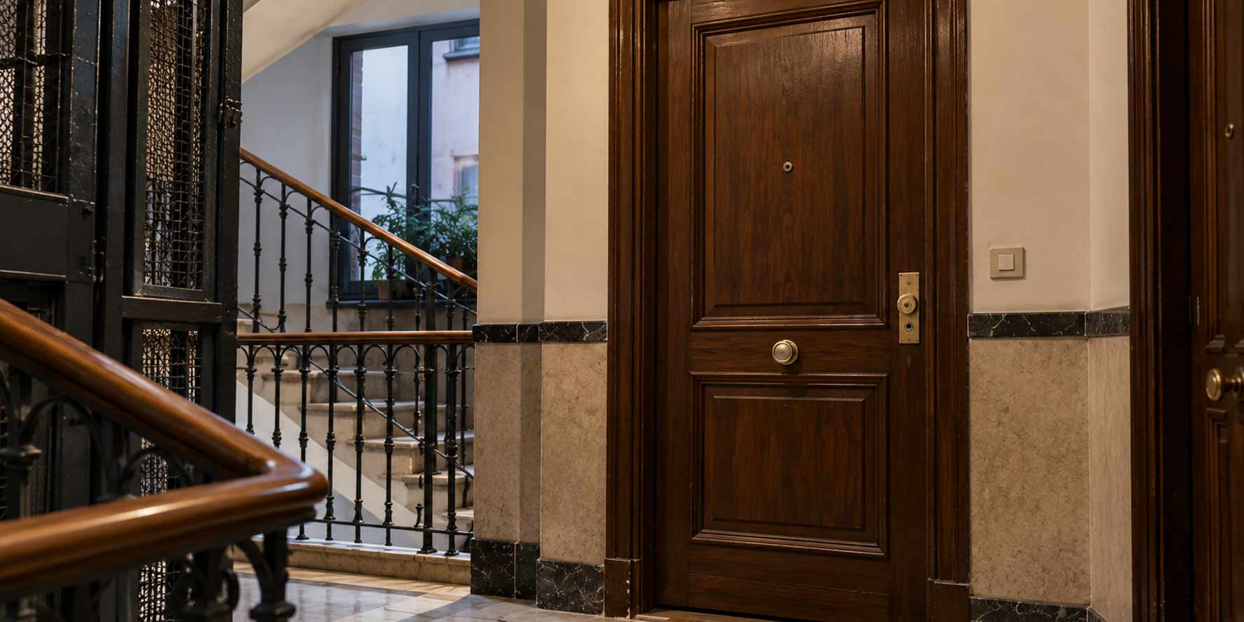 Puerta cerrada de un piso en Madrid, concepto de vivienda ocupada en venta